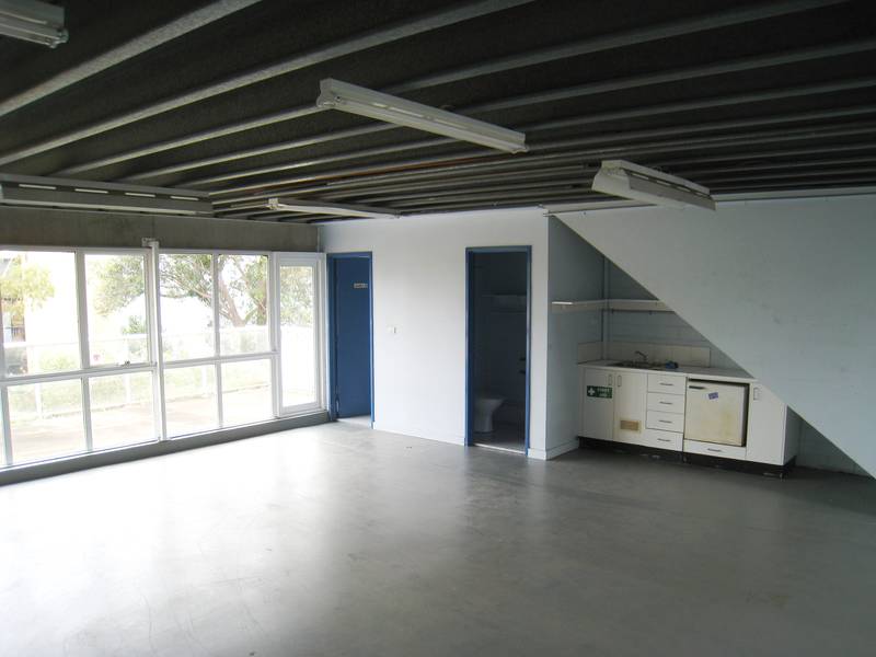 BEST PRESENTED MEDIUM SIZED INDUSTRIAL UNIT AVAILABLE Picture 3