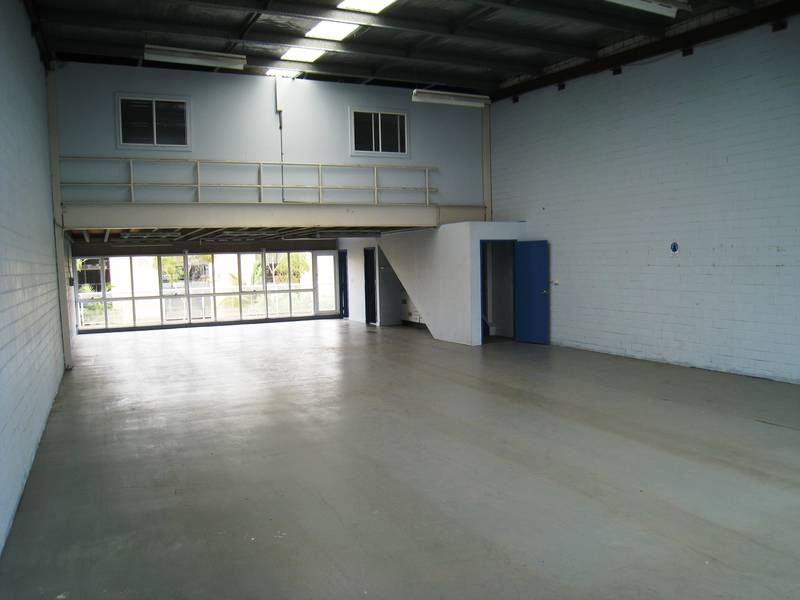 BEST PRESENTED MEDIUM SIZED INDUSTRIAL UNIT AVAILABLE Picture 1
