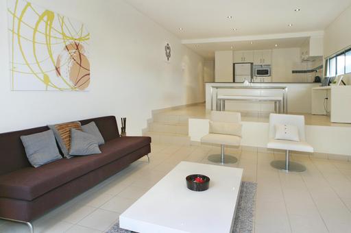 Stylish Executive Ground Floor apartment with private Courtyard Picture 2