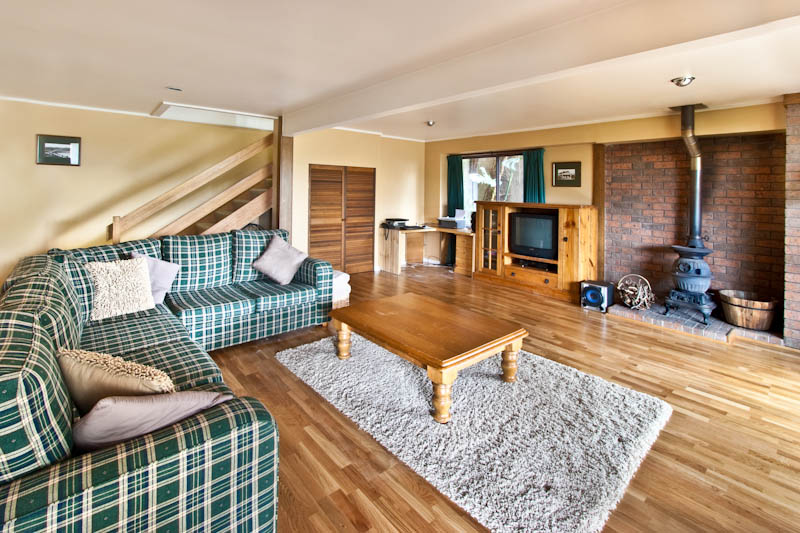 Four Bedroom Family Home with filtered Pittwater Views Picture 2