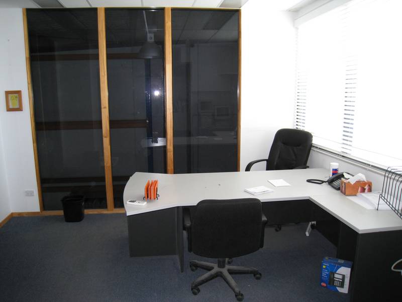 FUNCTIONAL SMALL INDUSTRIAL UNIT - PRIME LOCATION Picture 3