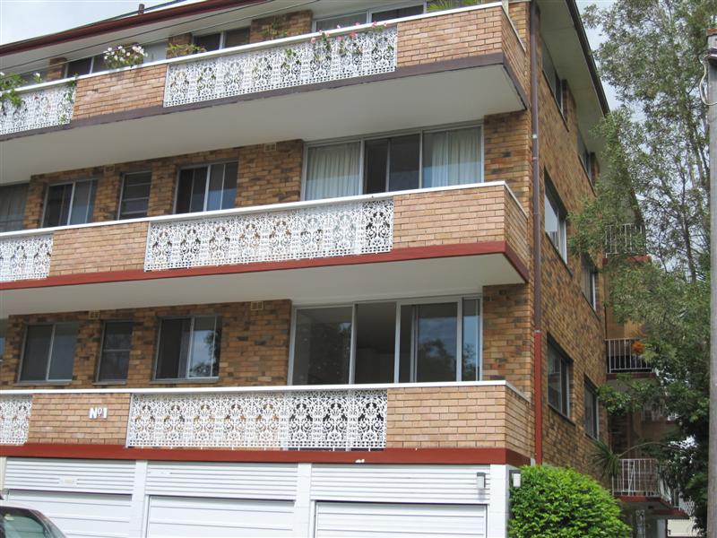 Sunny 1st floor apartment with full length balcony Picture 1