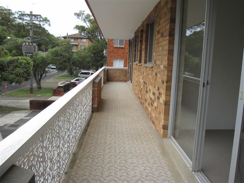 Sunny 1st floor apartment with full length balcony Picture 2