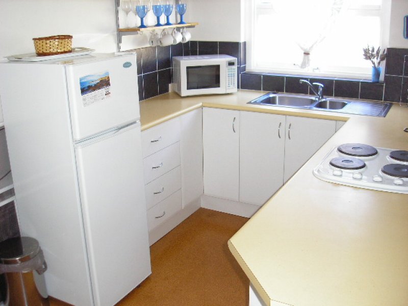 FULLY FURNISHED 1 BEDROOM UNIT Picture 1