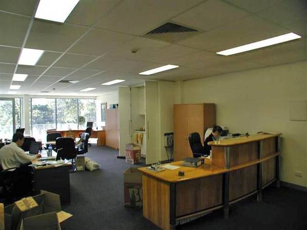CONTEMPORY COMMERCIAL OFFICE SUITE IN MONA VALE BUSINESS CENTRE Picture 3
