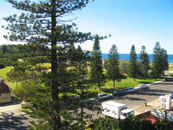 COMPLETELY RENOVATED BEACHSIDE APARTMENT Picture 1