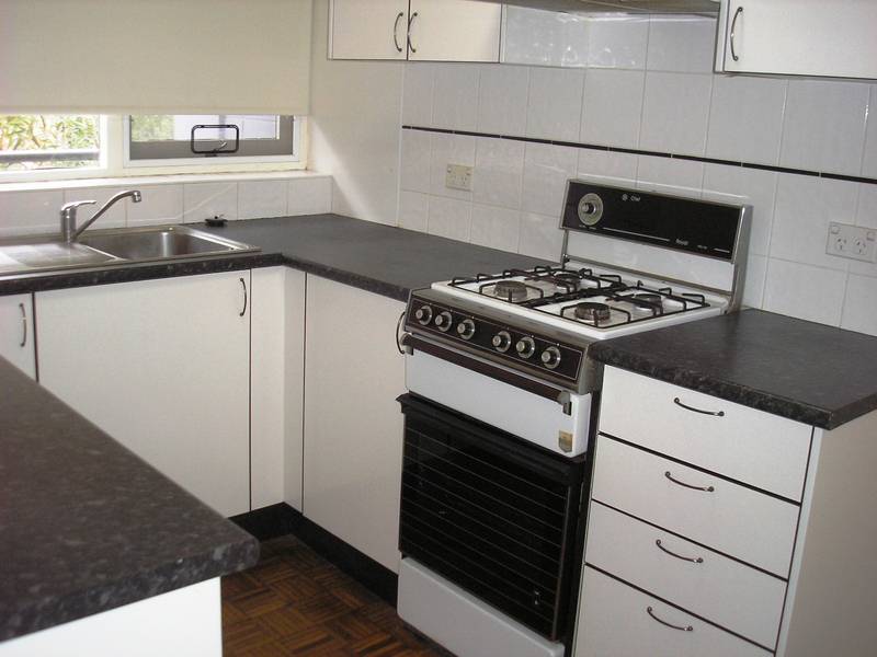 LARGE ONE BEDROOM APARTMENT Picture 2