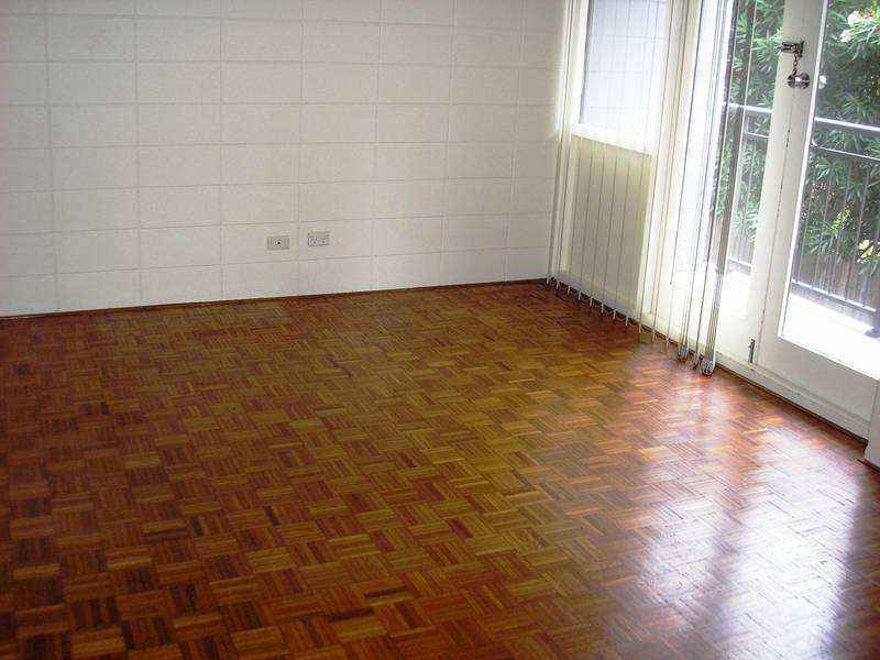 LARGE ONE BEDROOM APARTMENT Picture 3