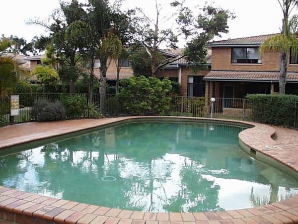 SPACIOUS TOWNHOUSE Picture 1