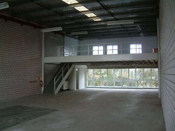 INDUSTRIAL UNIT WITH MEZZANINE LEVEL Picture 2