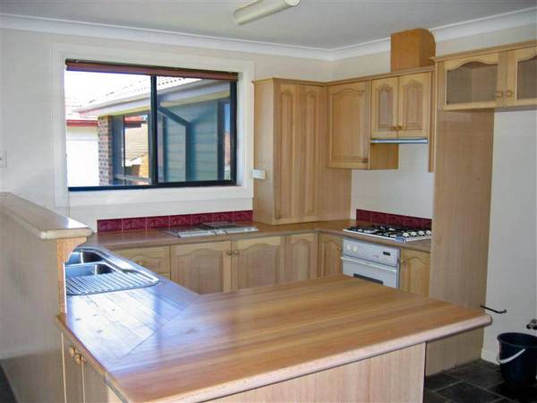 HUGE BEACHSIDE FAMILY HOME Picture 3