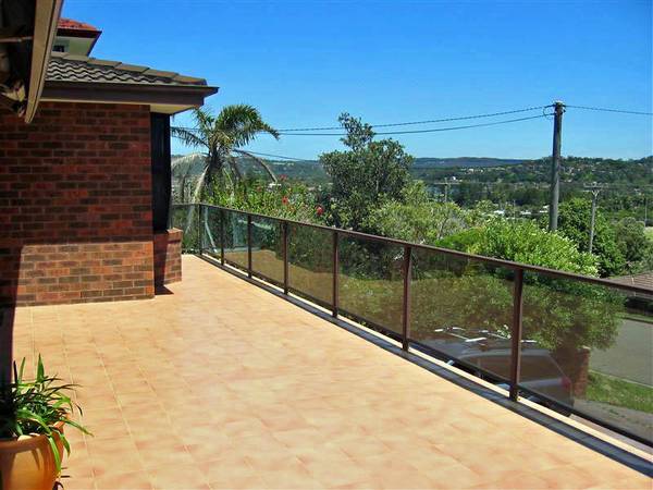 HUGE BEACHSIDE FAMILY HOME Picture 2