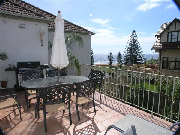 UNIQUE BEACHSIDE APARTMENT Picture 3