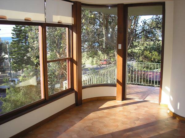 Fabulous Art Deco Beachside Residence Picture 2