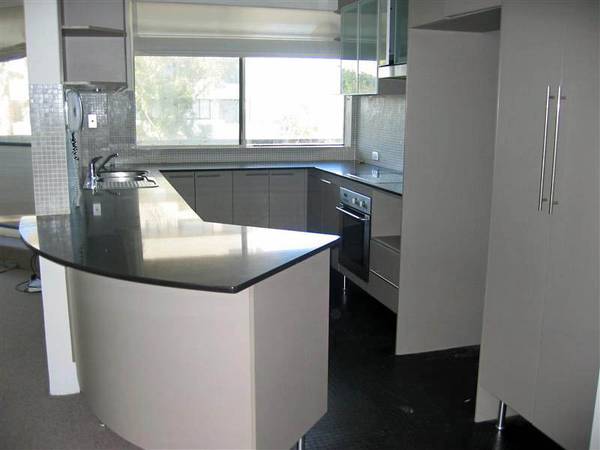 STUNNING 3 BEDROOM APARTMENT Picture 2