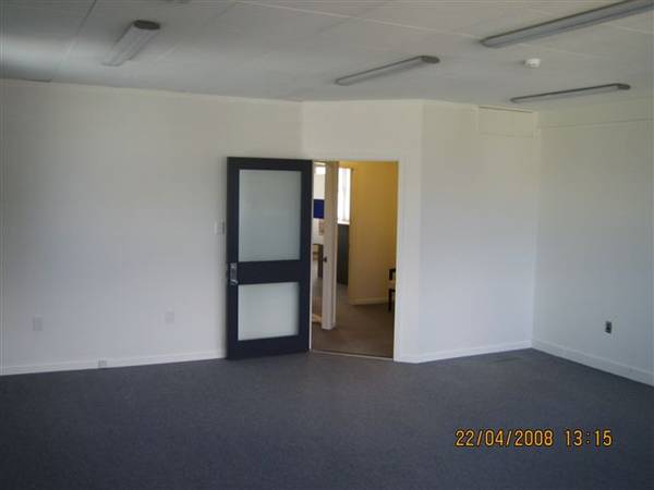 Single office in the heart of Queens Drive Picture 1