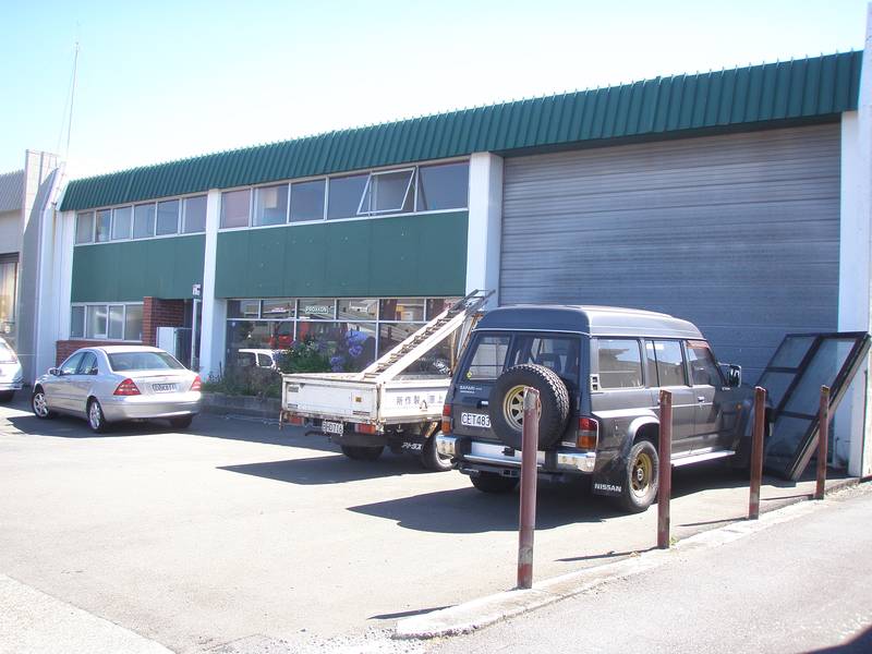 Prime warehouse with office and car parking Picture 1