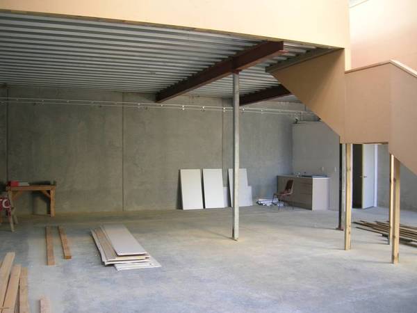 WAREHOUSE/OFFICE BASE IN PLIMMERTON Picture