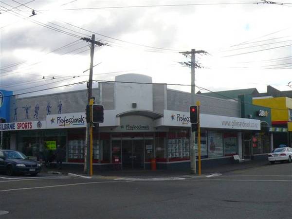 RETAIL SITE ON PRIME CORNER Picture 1