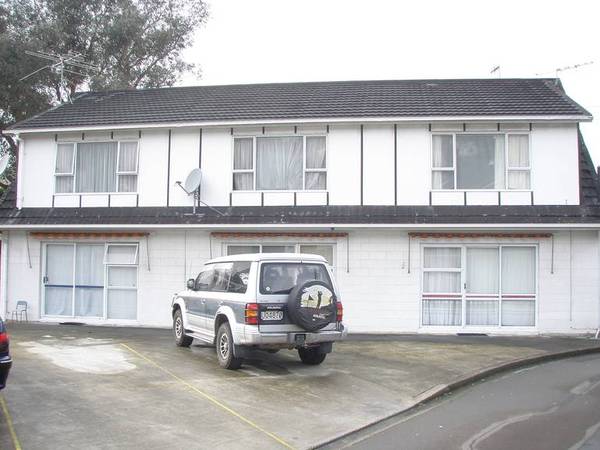 15 RESIDENTIAL UNITS EACH ON UNIT TITLE Picture 3