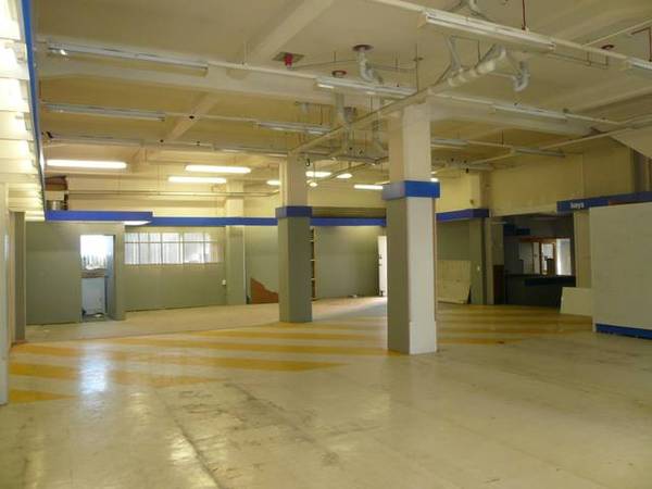 WAREHOUSE / SHOWROOM/ STORAGE OPTION IN TE ARO Picture