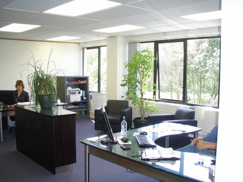 MODERN OFFICE CENTRAL HUTT WITH CARPARKS Picture 2