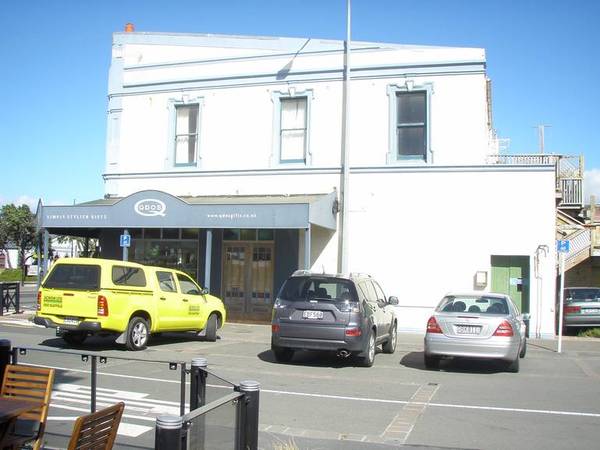 PETONE - CAFE / RETAIL RENT NEGOTIABLE Picture 3