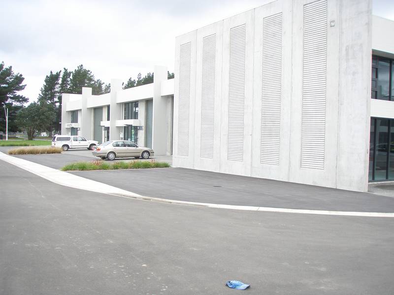 BRAND NEW WAREHOUSE / OFFICE / SHOWROOM UNITS 96m2 to 147m2 Picture 3