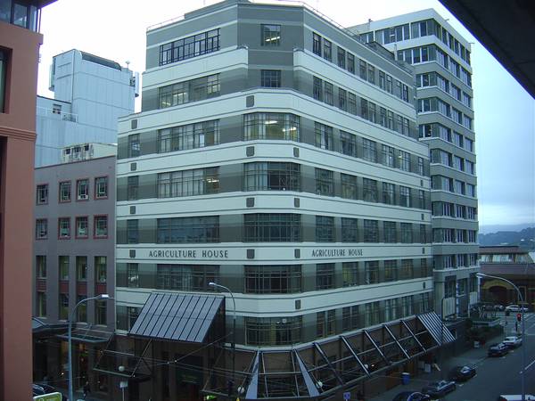 INEXPENSIVE OFFICE OPTION IN THE CBD Picture 1