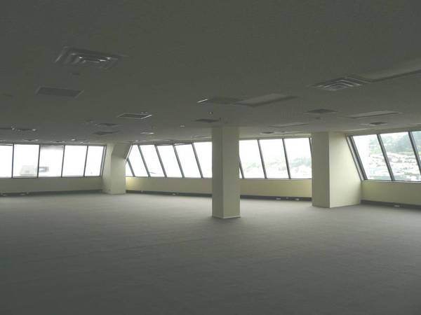 TOP FLOOR WITH GREAT VIEWS Picture 2