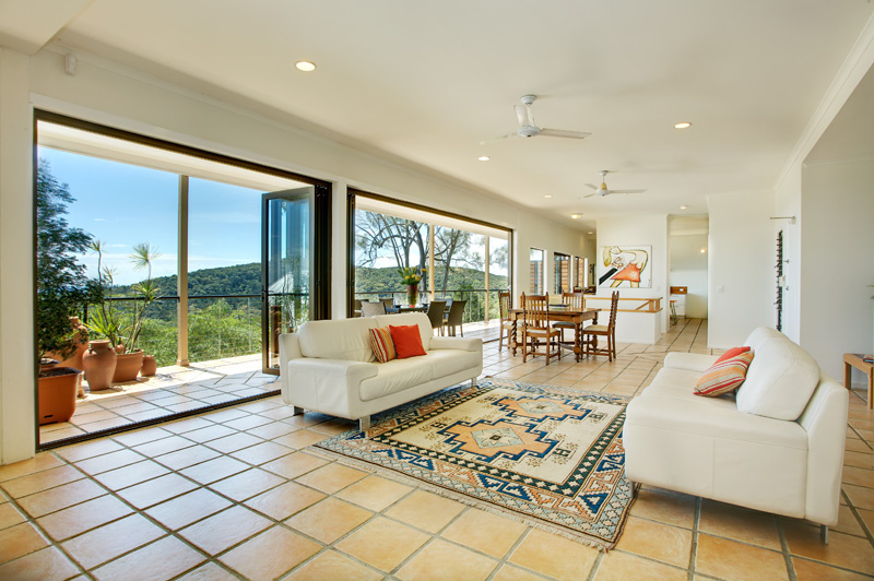 PERFECTLY POSITIONED RESIDENCE WITH PANORAMIC VIEWS ALL THE WAY TO THE NORTH SHORE AND COLOURED SANDS Picture 3
