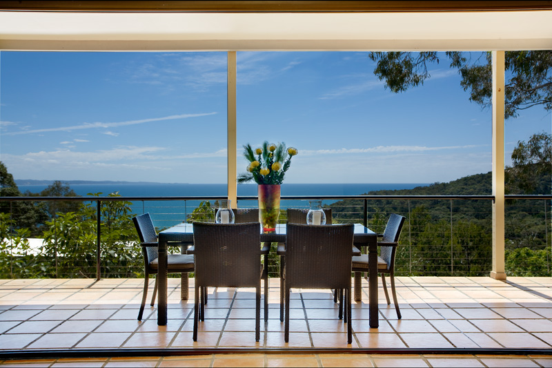PERFECTLY POSITIONED RESIDENCE WITH PANORAMIC VIEWS ALL THE WAY TO THE NORTH SHORE AND COLOURED SANDS Picture 1