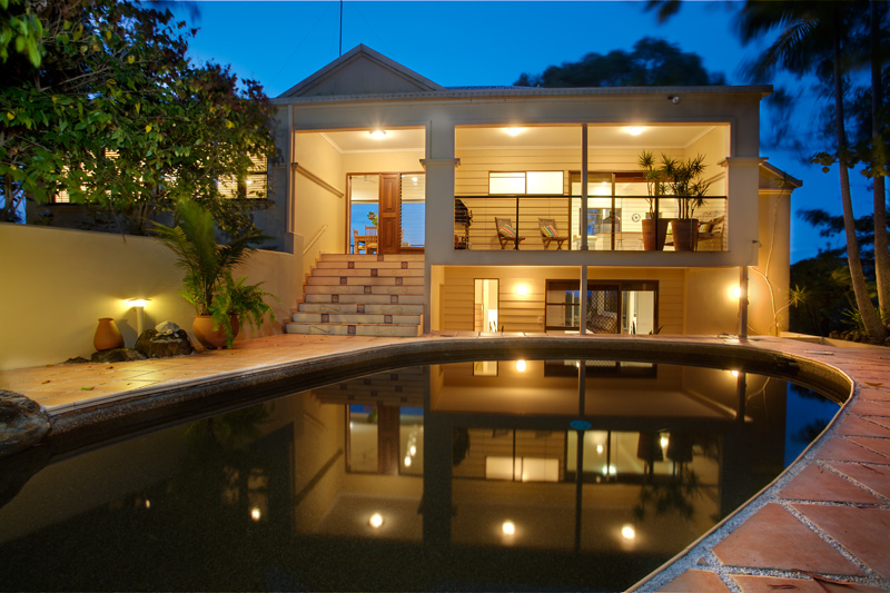 PERFECTLY POSITIONED RESIDENCE WITH PANORAMIC VIEWS ALL THE WAY TO THE NORTH SHORE AND COLOURED SANDS Picture 2