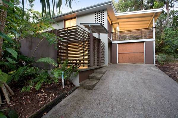 Only a short stroll to the beach & Sunshine Beach Village Picture 1