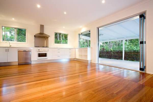 Only a short stroll to the beach & Sunshine Beach Village Picture 2