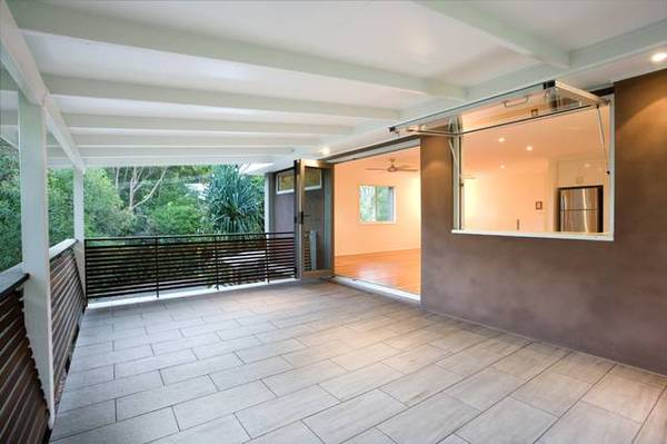 Only a short stroll to the beach & Sunshine Beach Village Picture 3