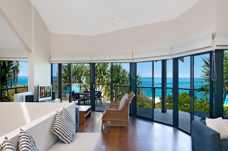 MAKE A SMART MOVE WITH RELAXED LIVING OPPOSITE THE BEACH AND ENJOY WONDERFUL OCEAN VEIWS EVERY DAY....... Picture 2