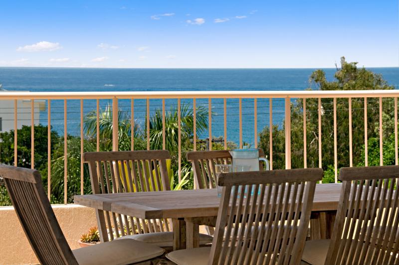 NEREUS PENTHOUSE - A SPACIOUS SINGLE LEVEL 3 BEDROOM APARTMENT WITH OCEAN VIEWS Picture 1