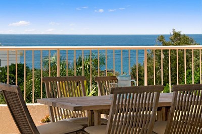 NEREUS PENTHOUSE - A SPACIOUS SINGLE LEVEL 3 BEDROOM APARTMENT WITH OCEAN VIEWS Picture