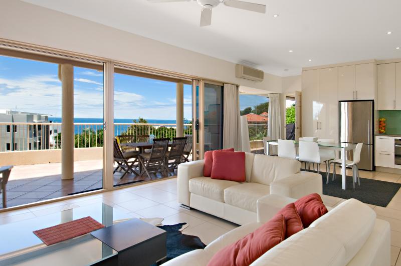 NEREUS PENTHOUSE - A SPACIOUS SINGLE LEVEL 3 BEDROOM APARTMENT WITH OCEAN VIEWS Picture 2