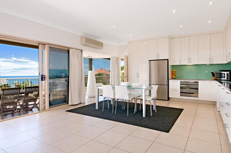 NEREUS PENTHOUSE - A SPACIOUS SINGLE LEVEL 3 BEDROOM APARTMENT WITH OCEAN VIEWS Picture 3