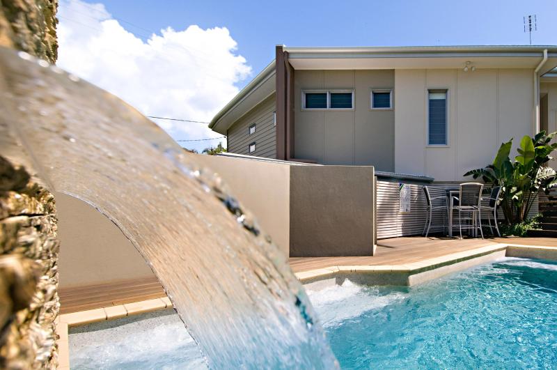 STUNNING PET FRIENDLY BEACH HOUSE Picture 2