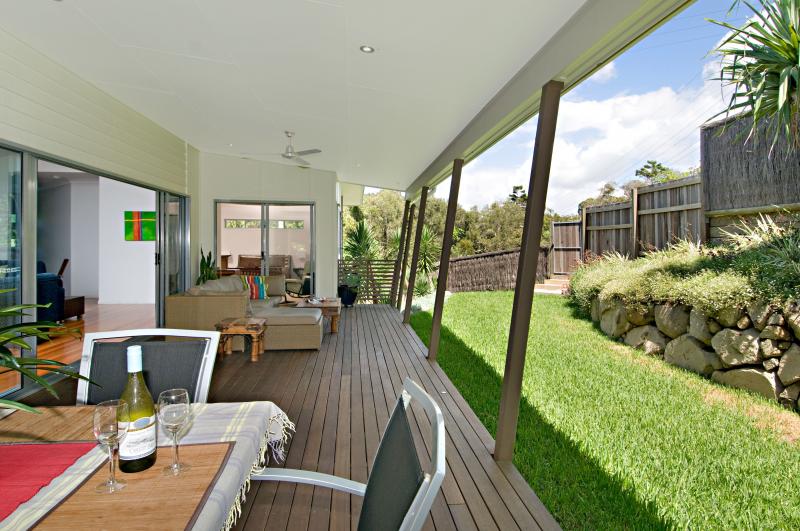 STUNNING PET FRIENDLY BEACH HOUSE Picture 3