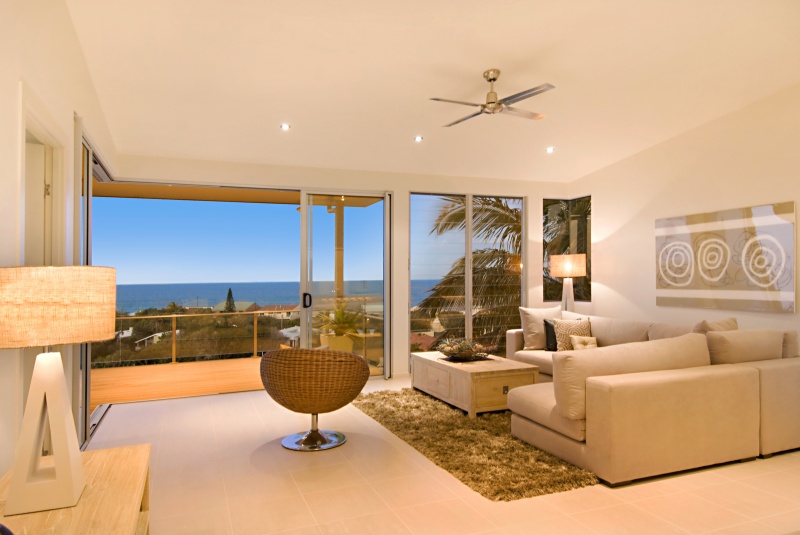 STUNNING FULLY FURNISHED BEACH HOME Picture 2