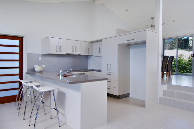 STUNNING FULLY FURNISHED BEACH HOME Picture 3