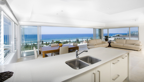 CONTEMPORARY DESIGNED BEACHSIDE PENTHOUSE Picture 2