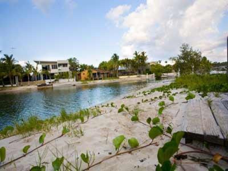 U2 Peza Gardens - Canal Frontage Picture 2