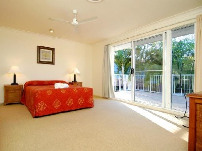 Large Noosa Sound waterfront House Picture 3