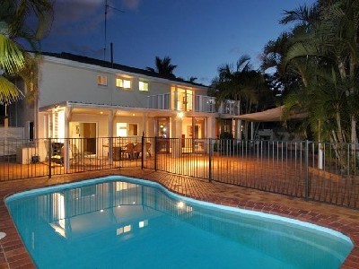 Large Noosa Sound waterfront House Picture 1