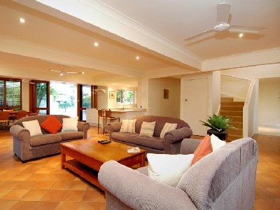 Large Noosa Sound waterfront House Picture 2